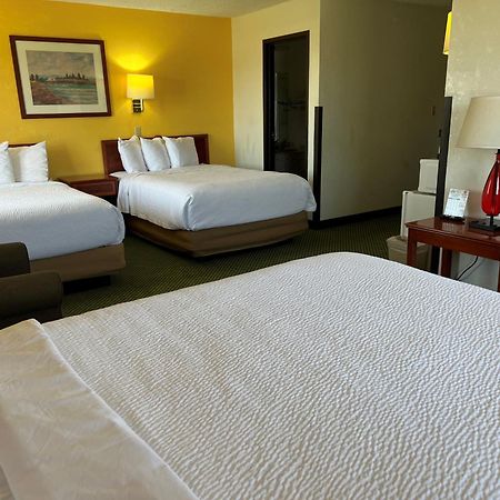 Days Inn By Wyndham Great Bend Bagian luar foto