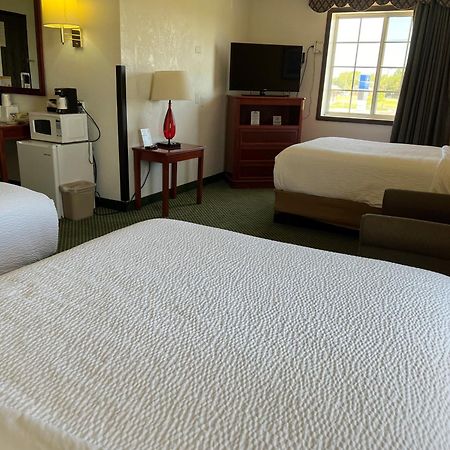 Days Inn By Wyndham Great Bend Bagian luar foto