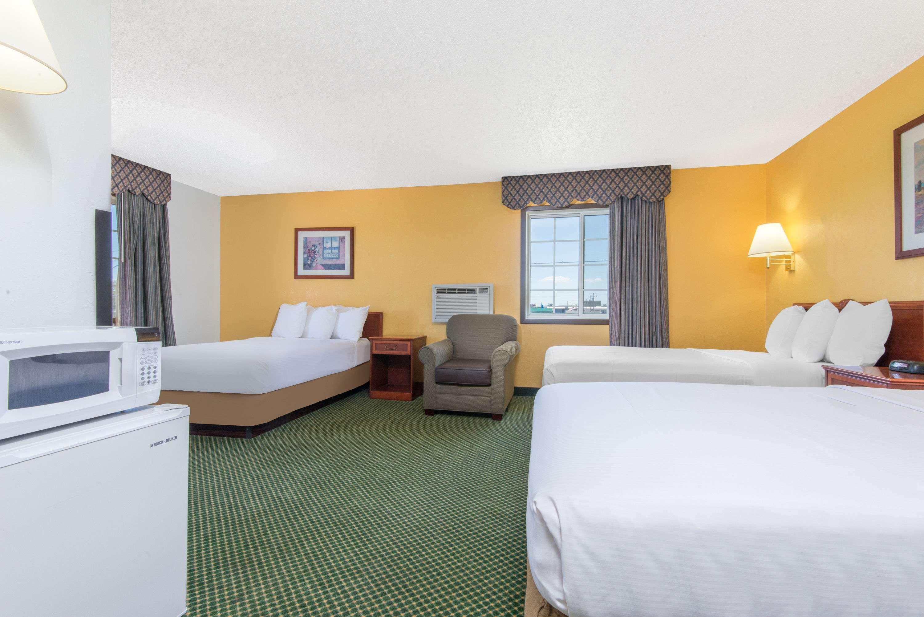 Days Inn By Wyndham Great Bend Bagian luar foto