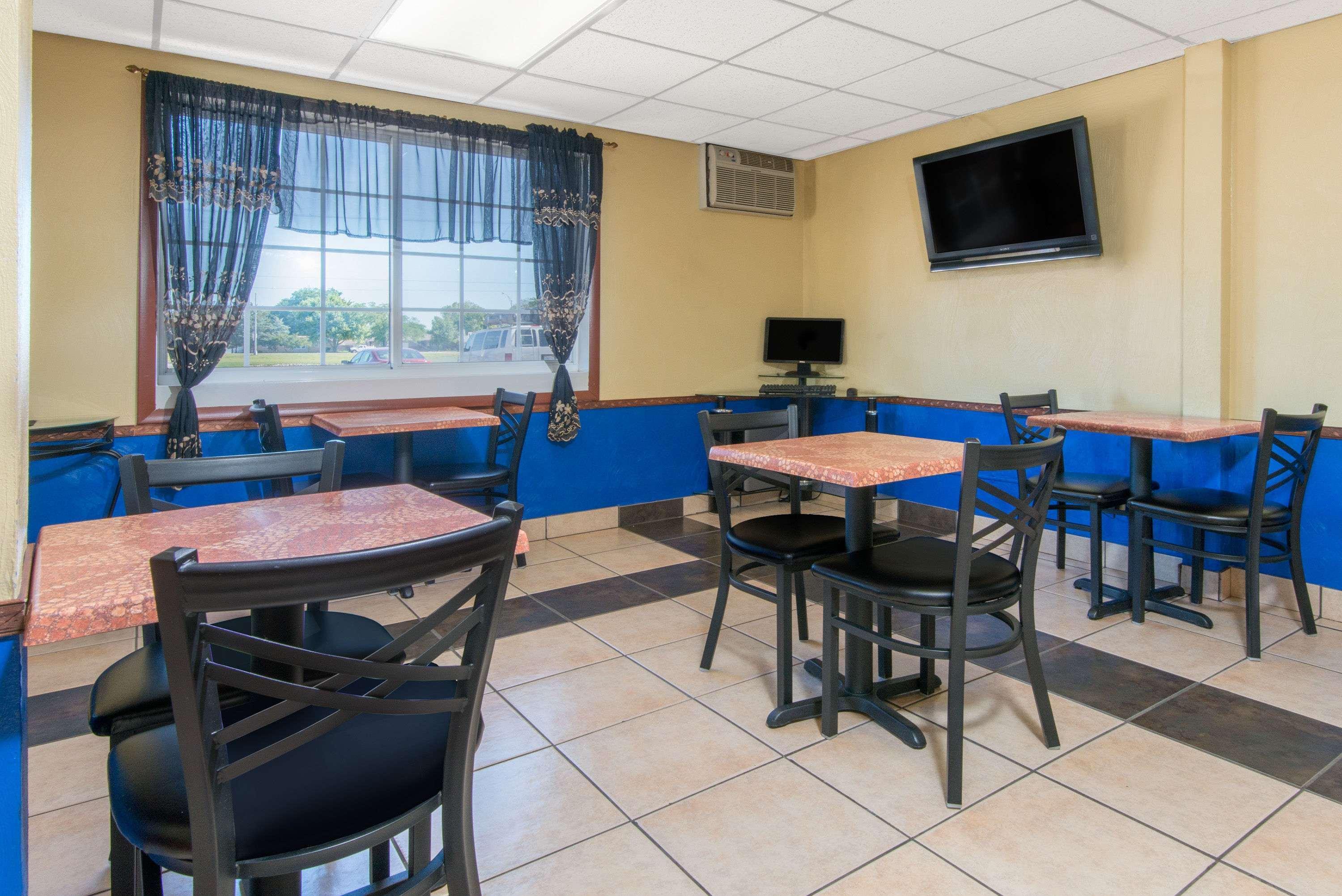 Days Inn By Wyndham Great Bend Bagian luar foto