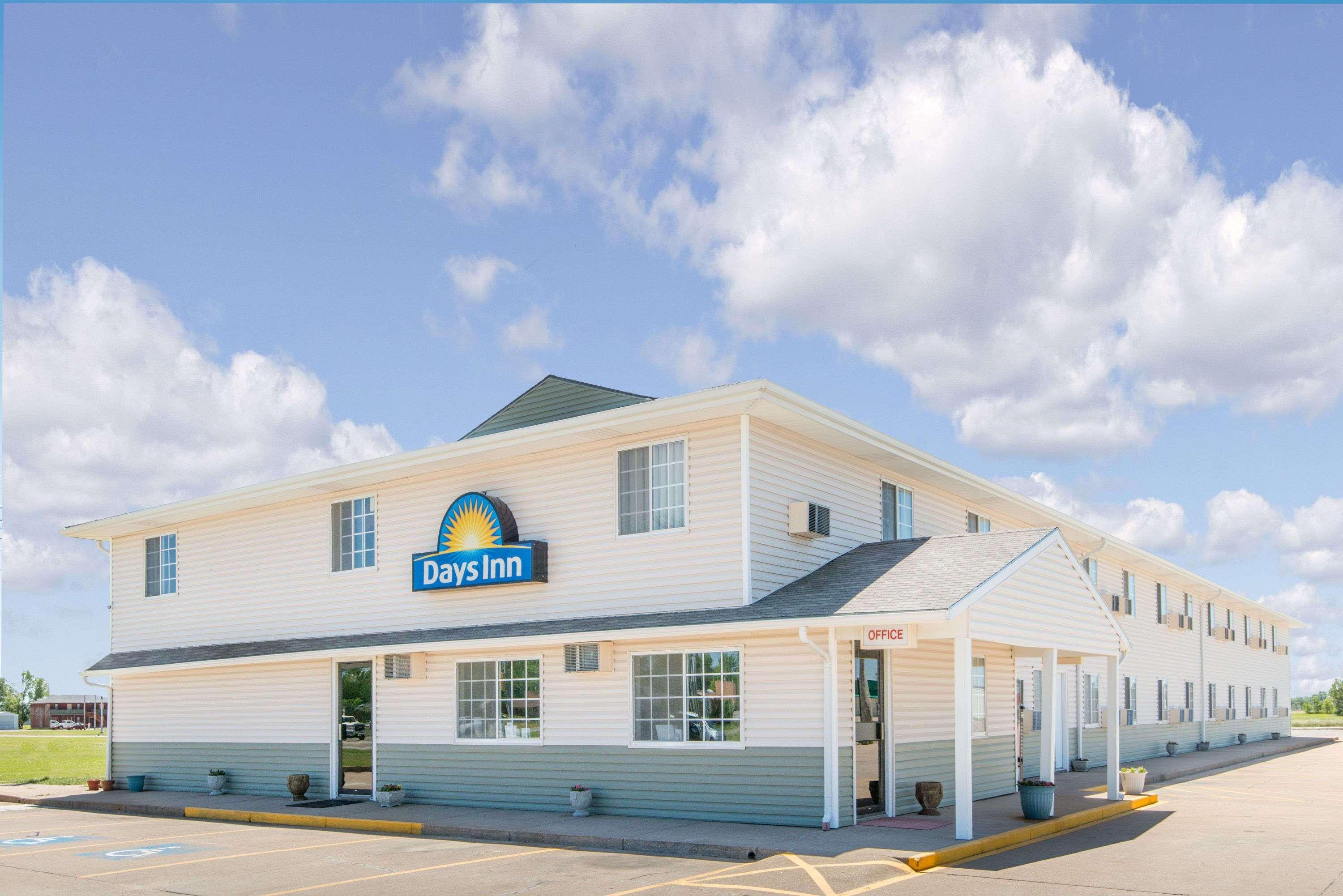 Days Inn By Wyndham Great Bend Bagian luar foto