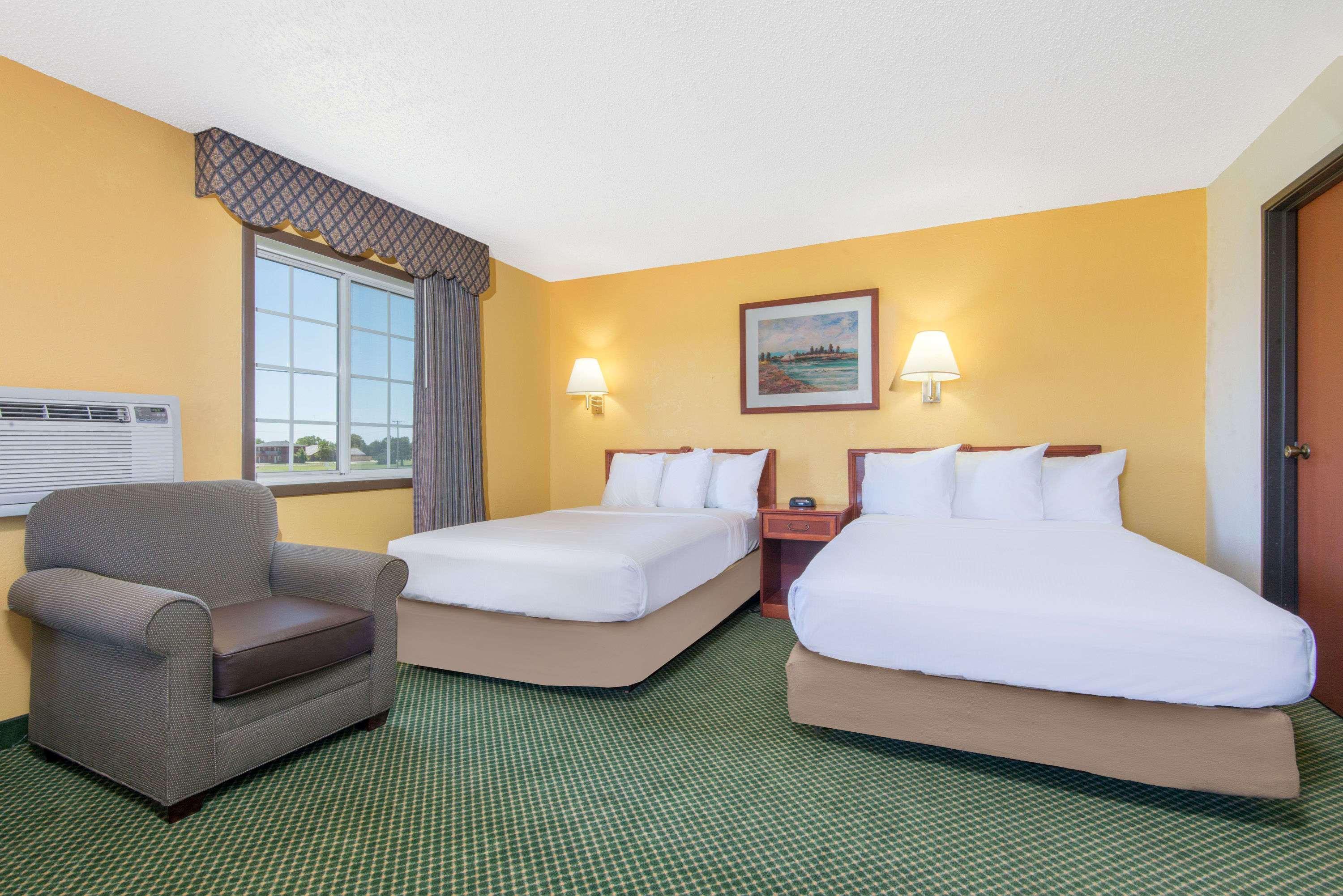 Days Inn By Wyndham Great Bend Bagian luar foto