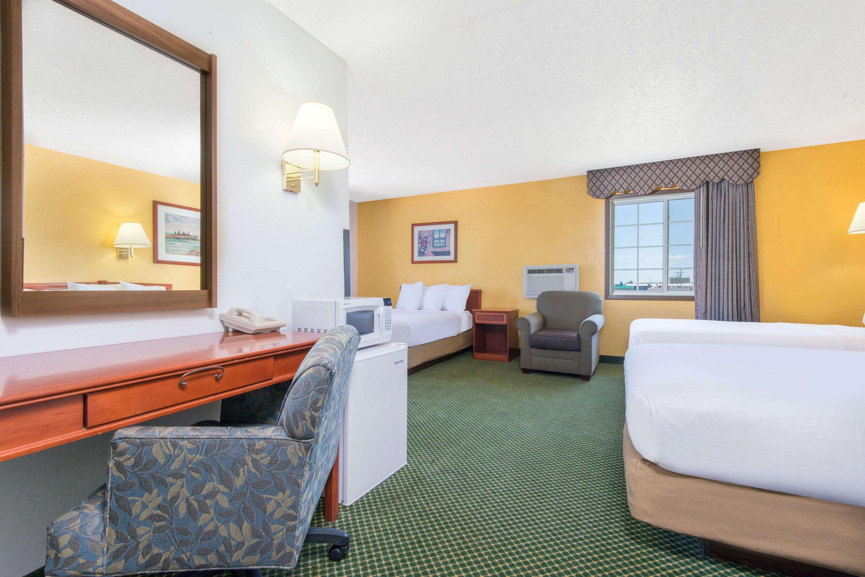 Days Inn By Wyndham Great Bend Bagian luar foto