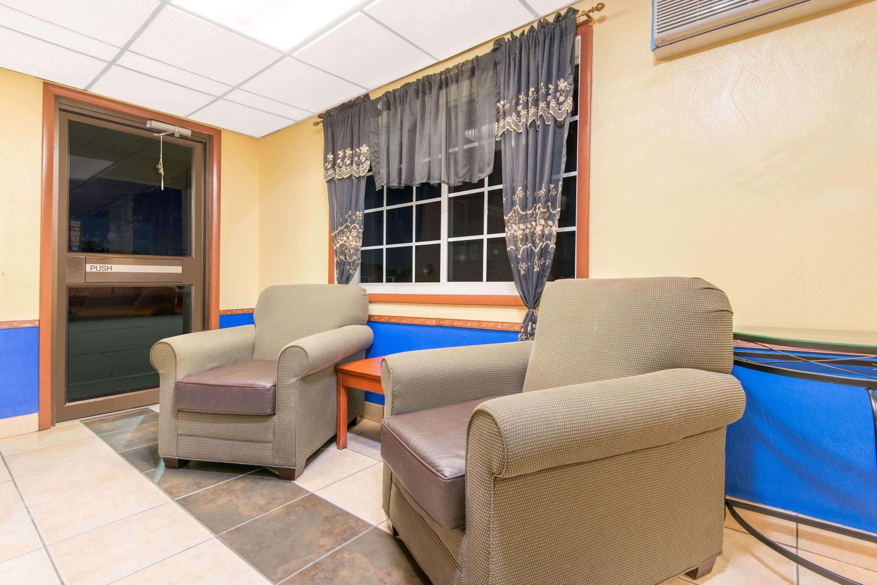 Days Inn By Wyndham Great Bend Bagian luar foto