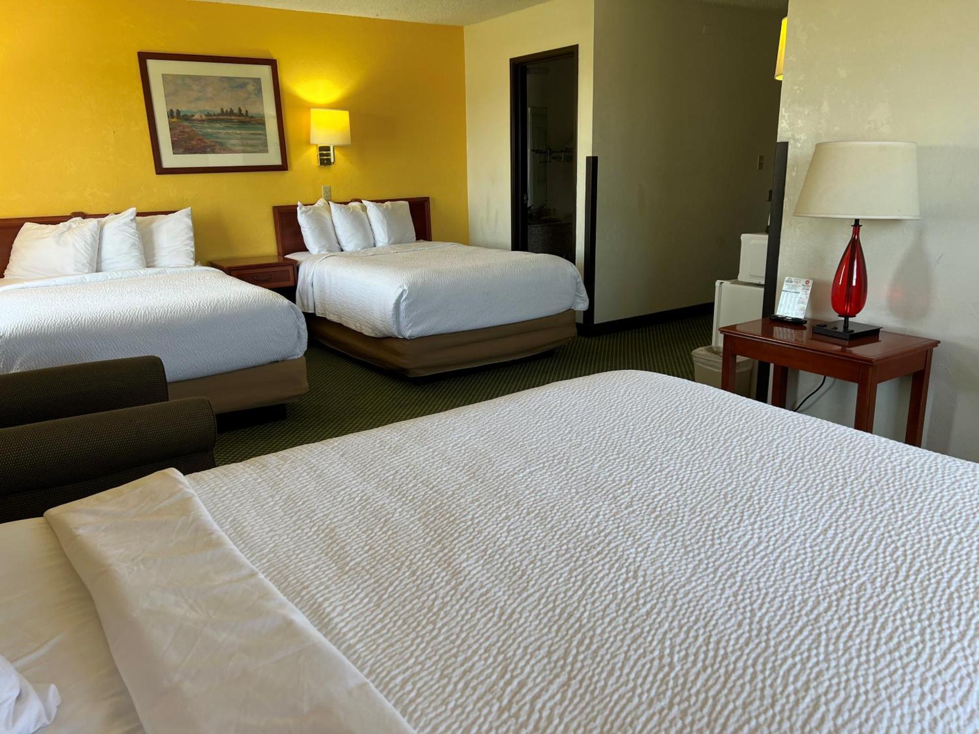 Days Inn By Wyndham Great Bend Bagian luar foto