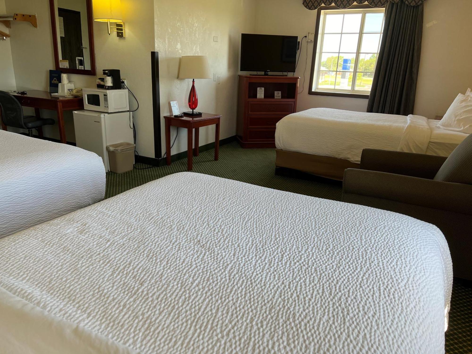 Days Inn By Wyndham Great Bend Bagian luar foto