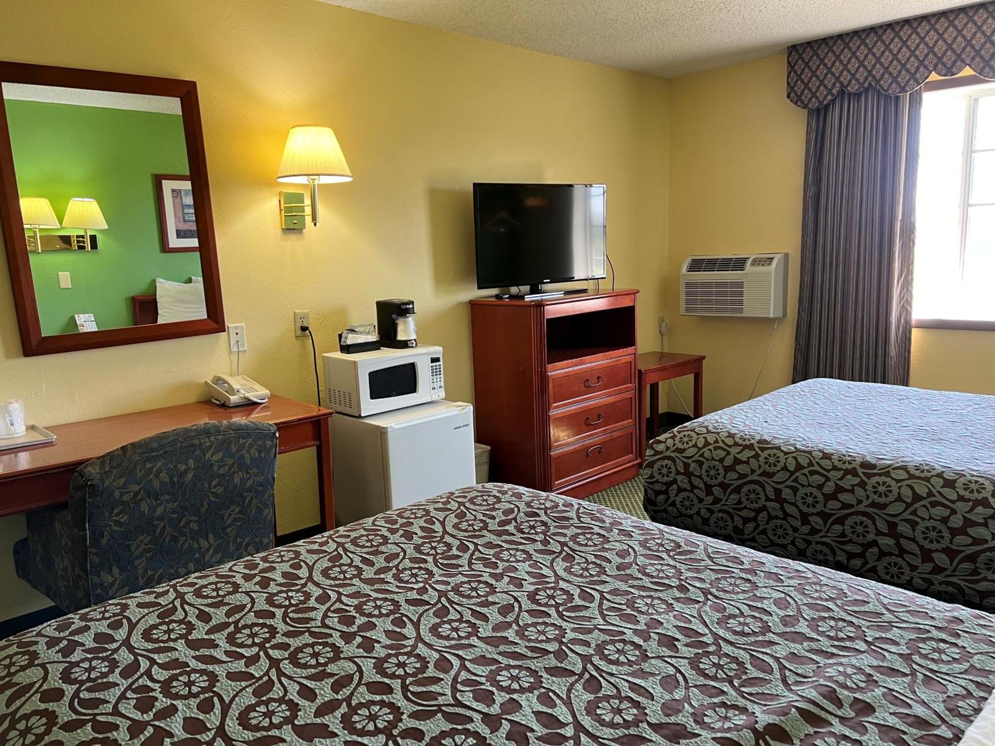 Days Inn By Wyndham Great Bend Bagian luar foto