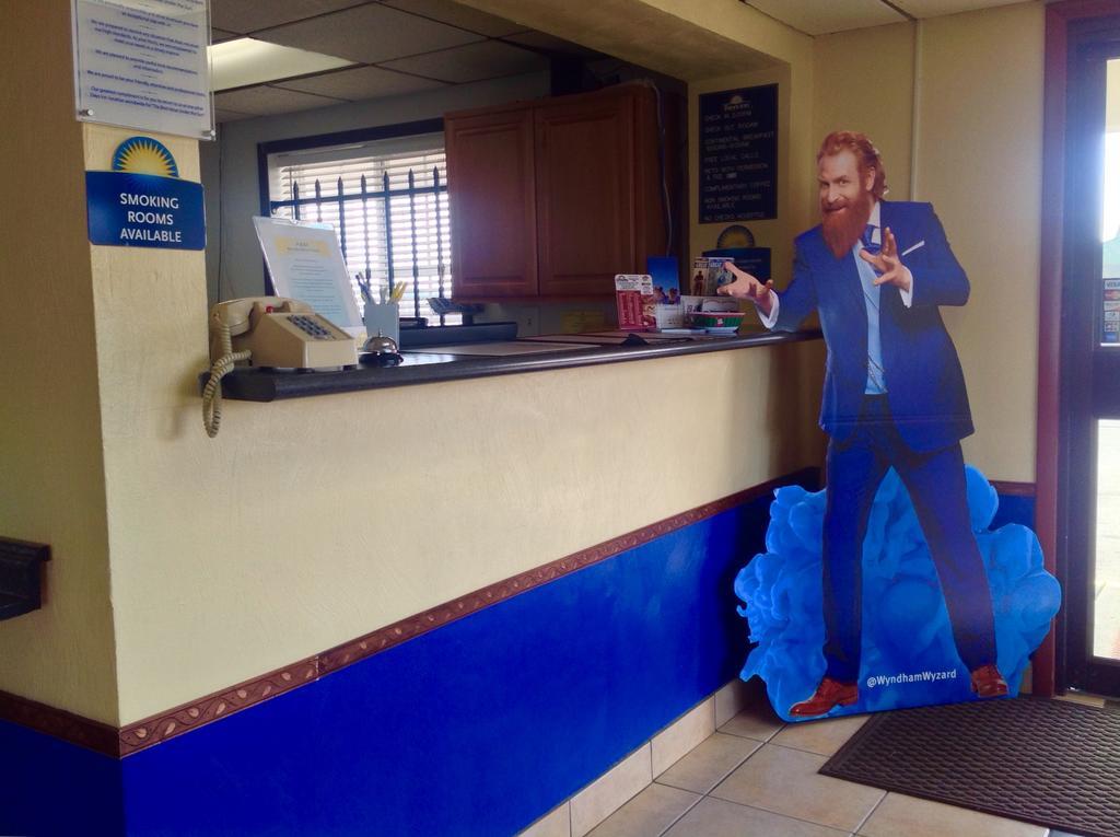 Days Inn By Wyndham Great Bend Bagian luar foto