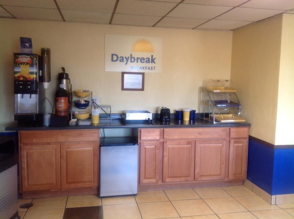 Days Inn By Wyndham Great Bend Bagian luar foto