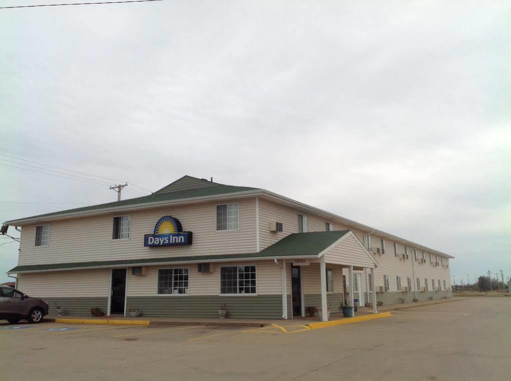 Days Inn By Wyndham Great Bend Bagian luar foto
